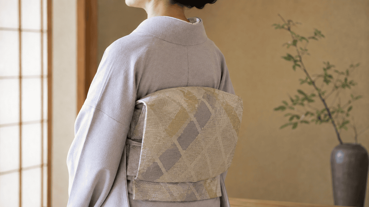 着物に織り文様の帯を合わせた後ろ姿